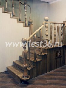 Деревянная двухмаршевая лестница в дом 16-04