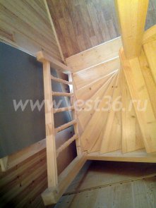 Светлая лестница с поворотом на 90 градусов 06-03 Светлая лестница с поворотом на 90 градусов 06-03