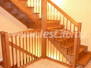 Деревянная двухмаршевая лестница 16-03